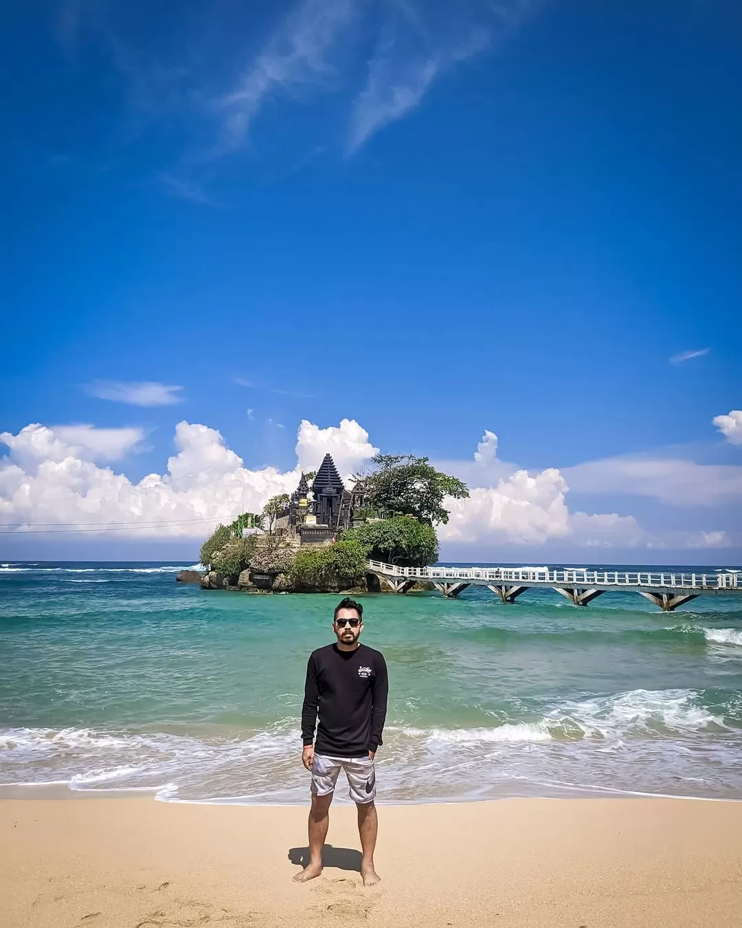 View Pantai Balekambang Malang (sumber: @pak.chee77 on Instagram)